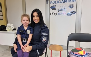 dzieci z policjantami