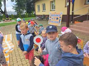 dzieci z Samorządowego Przedszkola w Rzemieniu z policjantami i opiekunami