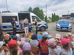 dzieci z Samorządowego Przedszkola w Rzemieniu z policjantami i opiekunami