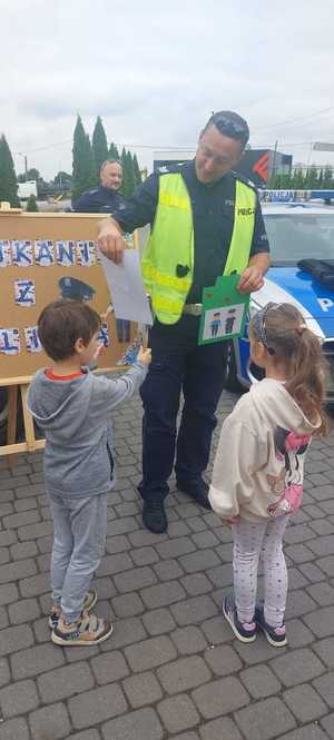 dzieci z Samorządowego Przedszkola w Rzemieniu z policjantami i opiekunami