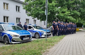 policjanci oddający cześć poległemu na służbie Żołnierzowi