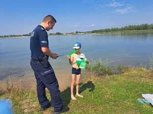 policjant dzielnicowy nad zbiornikiem wodnym