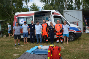 uczestnicy „Kręci mnie bezpieczeństwo nad wodą” z mieleckimi policjantami