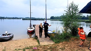 uczestnicy działań policji i straży nad wodą w Otałęży