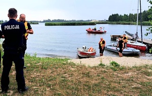 uczestnicy działań policji i straży nad wodą w Otałęży