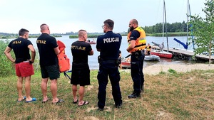 uczestnicy działań policji i straży nad wodą w Otałęży