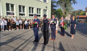 uczestnicy obchodów 85. rocznicy wybuchu II Wojny Światowej w Mielcu