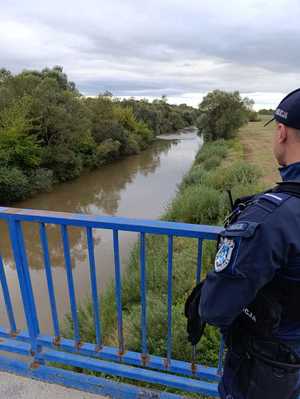 policjanci monitorują stan rzek w powiecie mieleckim