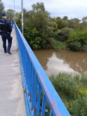 policjanci monitorują stan rzek w powiecie mieleckim