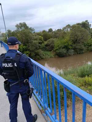 policjanci monitorują stan rzek w powiecie mieleckim