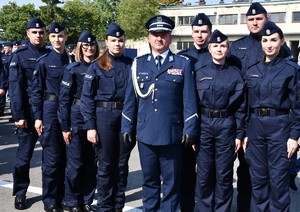 nowo przyjęci funkcjonariusze Policji z Komendantem Wojewódzkim Policji w Rzeszowie