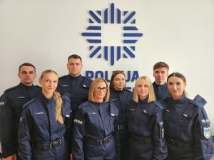 8 nowo przyjętych policjantów z mieleckiej jednostki Policji