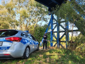 policjant mieleckiej drogówki monitorujący stan rzeki Wisłoka