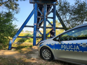 policjant mieleckiej drogówki monitorujący stan rzeki Wisłoka