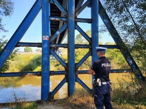 policjant mieleckiej drogówki monitorujący stan rzeki Wisłoka