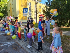 Dzisiaj, z samego rana przed siedzibą Komendy Powiatowej Policji w Mielcu zebrały się przedszkolaki z Przedszkola Miejskiego nr 9 w Mielcu, które w dzień &quot;Ogólnopolskiego Dnia Przedszkolaka&quot; śpiewały piosenki, dziękując mundurowym za ich codzienną służbę w trosce o ich bezpieczeństwo.

W tym wyjątkowym dniu, jakim jest Ogólnopolski Dzień Przedszkolaka, składamy najlepsze życzenia wszystkim przedszkolakom oraz kadrze pedagogicznej z Mielca i całego powiatu mieleckiego.