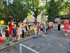 Dzisiaj, z samego rana przed siedzibą Komendy Powiatowej Policji w Mielcu zebrały się przedszkolaki z Przedszkola Miejskiego nr 9 w Mielcu, które w dzień &quot;Ogólnopolskiego Dnia Przedszkolaka&quot; śpiewały piosenki, dziękując mundurowym za ich codzienną służbę w trosce o ich bezpieczeństwo.

W tym wyjątkowym dniu, jakim jest Ogólnopolski Dzień Przedszkolaka, składamy najlepsze życzenia wszystkim przedszkolakom oraz kadrze pedagogicznej z Mielca i całego powiatu mieleckiego.