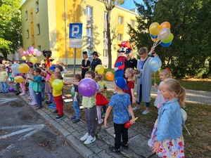 Dzisiaj, z samego rana przed siedzibą Komendy Powiatowej Policji w Mielcu zebrały się przedszkolaki z Przedszkola Miejskiego nr 9 w Mielcu, które w dzień &quot;Ogólnopolskiego Dnia Przedszkolaka&quot; śpiewały piosenki, dziękując mundurowym za ich codzienną służbę w trosce o ich bezpieczeństwo.

W tym wyjątkowym dniu, jakim jest Ogólnopolski Dzień Przedszkolaka, składamy najlepsze życzenia wszystkim przedszkolakom oraz kadrze pedagogicznej z Mielca i całego powiatu mieleckiego.