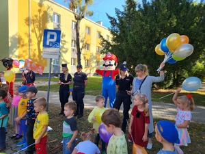 Dzisiaj, z samego rana przed siedzibą Komendy Powiatowej Policji w Mielcu zebrały się przedszkolaki z Przedszkola Miejskiego nr 9 w Mielcu, które w dzień &quot;Ogólnopolskiego Dnia Przedszkolaka&quot; śpiewały piosenki, dziękując mundurowym za ich codzienną służbę w trosce o ich bezpieczeństwo.

W tym wyjątkowym dniu, jakim jest Ogólnopolski Dzień Przedszkolaka, składamy najlepsze życzenia wszystkim przedszkolakom oraz kadrze pedagogicznej z Mielca i całego powiatu mieleckiego.