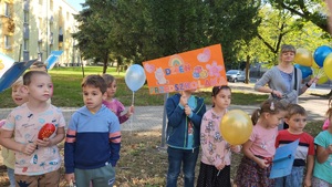 dzieci z Przedszkola Miejskiego nr 9 w Mielcu z opiekunami i policjantkami