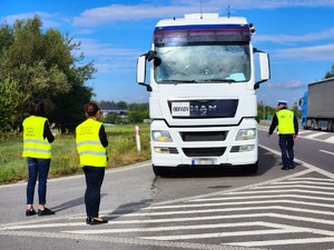 Inspektorzy Ochrony Środowiska i funkcjonariusze mieleckiej Policji podczas wspólnych działań