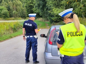 policjanci mieleckiej drogówki podczas działań z wykorzystaniem drona