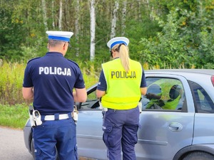 policjanci mieleckiej drogówki podczas działań z wykorzystaniem drona