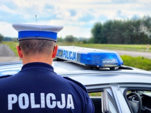 policjanci mieleckiej drogówki podczas działań z wykorzystaniem drona