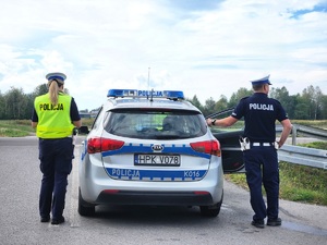 policjanci mieleckiej drogówki podczas działań z wykorzystaniem drona