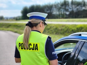 policjanci mieleckiej drogówki podczas działań z wykorzystaniem drona