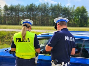 policjanci mieleckiej drogówki podczas działań z wykorzystaniem drona