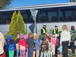 Policjanci z mieleckiej drogówki przekazali dzieciom ze Zgórska odblaski, dzieci z przedszkola w Zgórsku