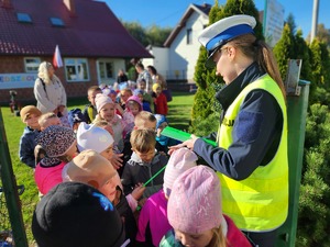 Policjanci z mieleckiej drogówki przekazali dzieciom ze Zgórska odblaski, dzieci z przedszkola w Zgórsku