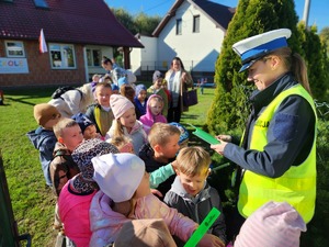 Policjanci z mieleckiej drogówki przekazali dzieciom ze Zgórska odblaski, dzieci z przedszkola w Zgórsku