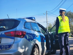 Policjanci z mieleckiej drogówki przekazali dzieciom ze Zgórska odblaski, dzieci z przedszkola w Zgórsku