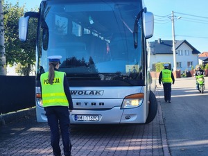 Policjanci z mieleckiej drogówki przekazali dzieciom ze Zgórska odblaski, dzieci z przedszkola w Zgórsku