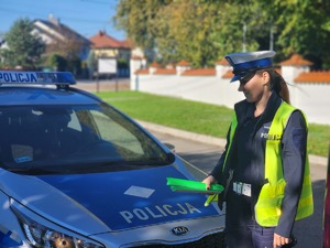 Policjanci z mieleckiej drogówki przekazali dzieciom ze Zgórska odblaski, dzieci z przedszkola w Zgórsku