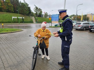 Mieleccy policjanci podczas rozdawania odblasków - seniorom podczas działań &quot;Jednoślad&quot;