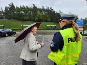 Mieleccy policjanci podczas rozdawania odblasków - seniorom podczas działań &quot;Jednoślad&quot;