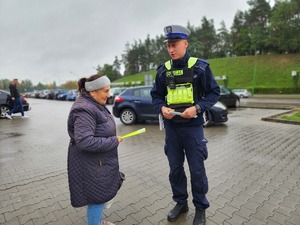 Mieleccy policjanci podczas rozdawania odblasków - seniorom podczas działań &quot;Jednoślad&quot;