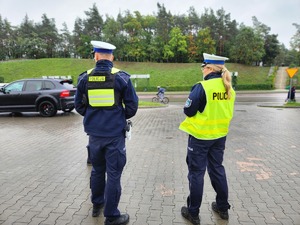 Mieleccy policjanci podczas rozdawania odblasków - seniorom podczas działań &quot;Jednoślad&quot;