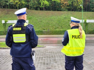 Mieleccy policjanci podczas rozdawania odblasków - seniorom podczas działań &quot;Jednoślad&quot;