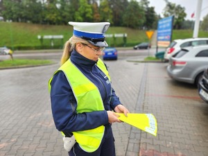 Mieleccy policjanci podczas rozdawania odblasków - seniorom podczas działań &quot;Jednoślad&quot;