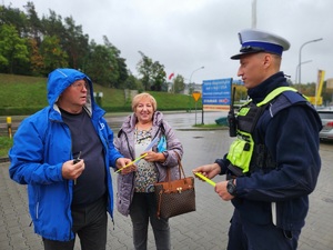 Mieleccy policjanci podczas rozdawania odblasków - seniorom podczas działań &quot;Jednoślad&quot;