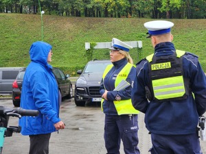 Mieleccy policjanci podczas rozdawania odblasków - seniorom podczas działań &quot;Jednoślad&quot;