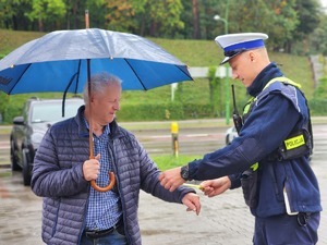 Mieleccy policjanci podczas rozdawania odblasków - seniorom podczas działań &quot;Jednoślad&quot;