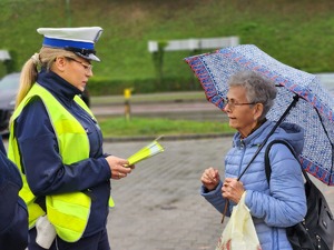 Mieleccy policjanci podczas rozdawania odblasków - seniorom podczas działań &quot;Jednoślad&quot;