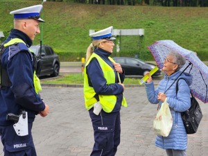 Mieleccy policjanci podczas rozdawania odblasków - seniorom podczas działań &quot;Jednoślad&quot;