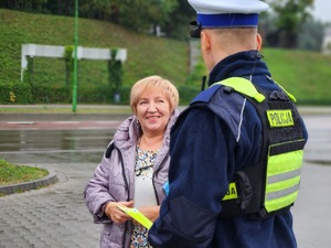 Mieleccy policjanci podczas rozdawania odblasków - seniorom podczas działań &quot;Jednoślad&quot;