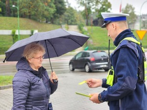 Mieleccy policjanci podczas rozdawania odblasków - seniorom podczas działań &quot;Jednoślad&quot;